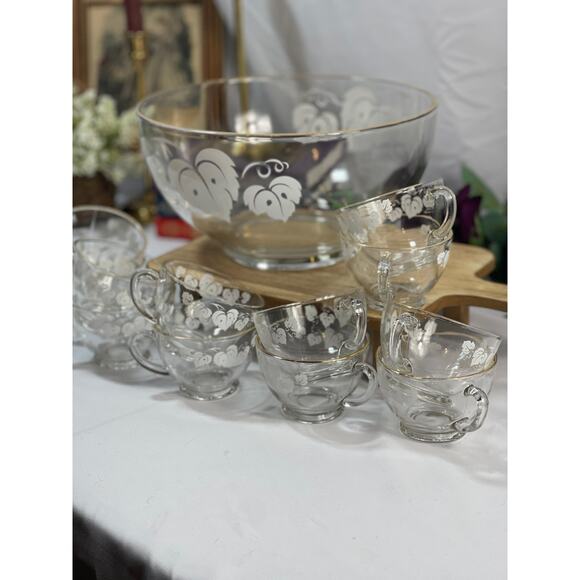 Vintage Anchor Hocking Punch Bowl Set with 12 Cups - Gold Rim and Grape Leaves - Picture 3 of 13